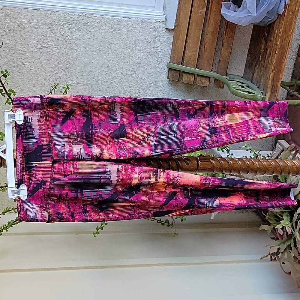 Everlast Leggings. Size M. Cut to make capri leggings.